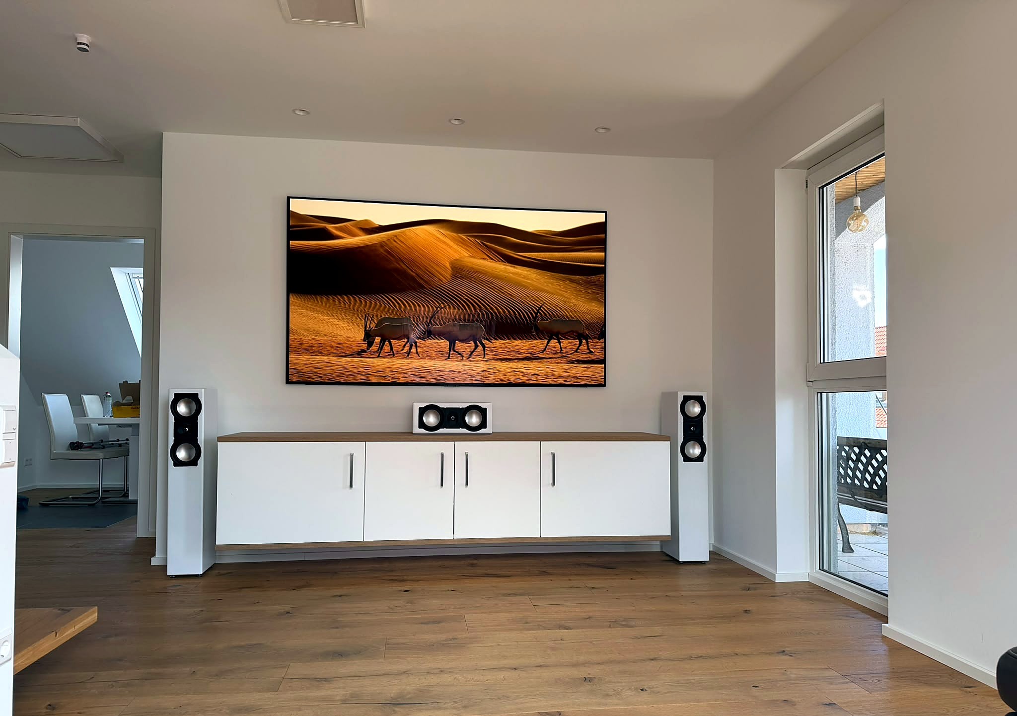 Wohnzimmer mit 83 Zoll TV